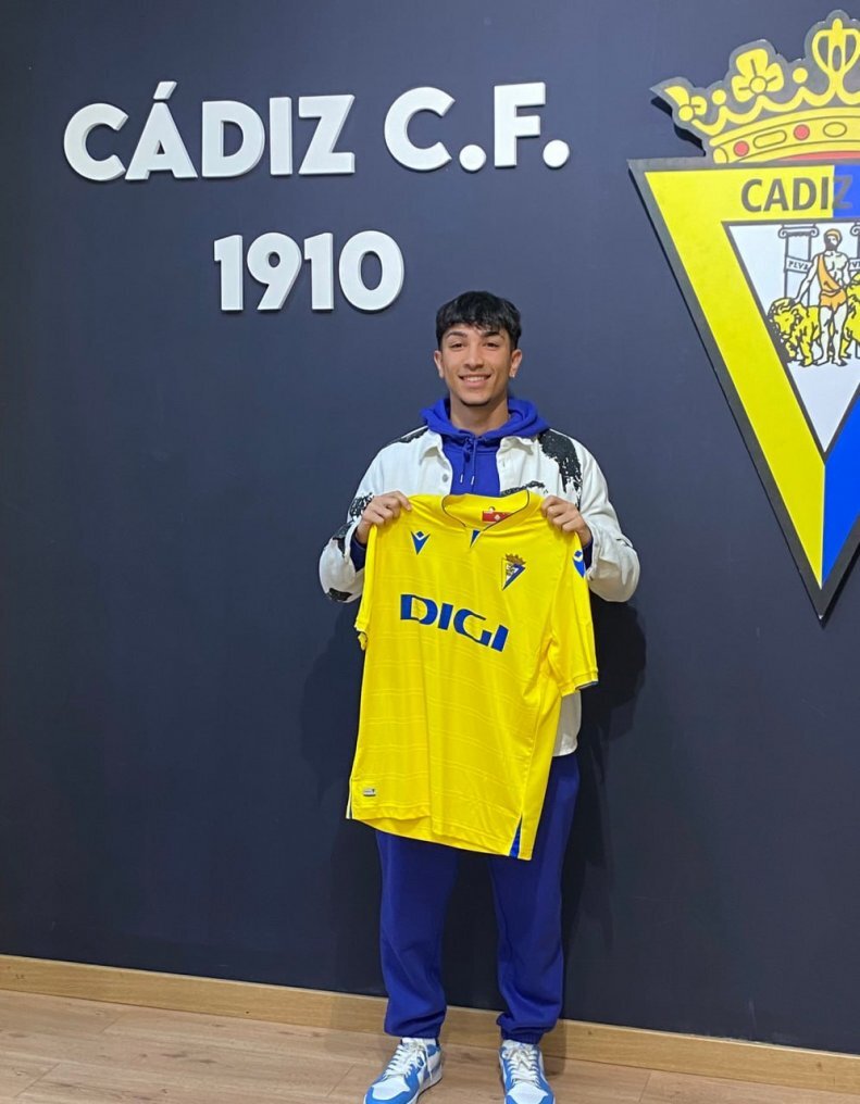 عکس | ستاره ایرانی به تیم لالیگایی پیوست | عکس یادگاری با پیراهن تیم جدید