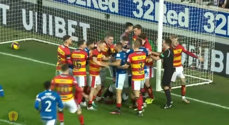 تصاویر | گل ناجوانمردانه و آشتی جوانمردانه | فریم به فریم با یکی از عجیبترین بازیهای دنیای فوتبال