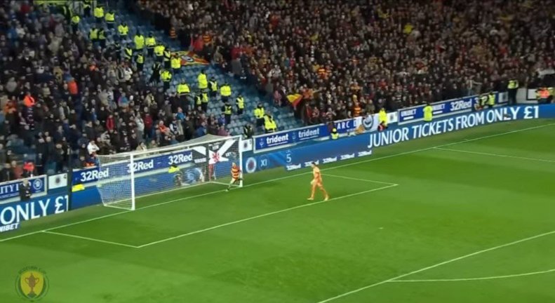 تصاویر | گل ناجوانمردانه و آشتی جوانمردانه | فریم به فریم با یکی از عجیبترین بازیهای دنیای فوتبال