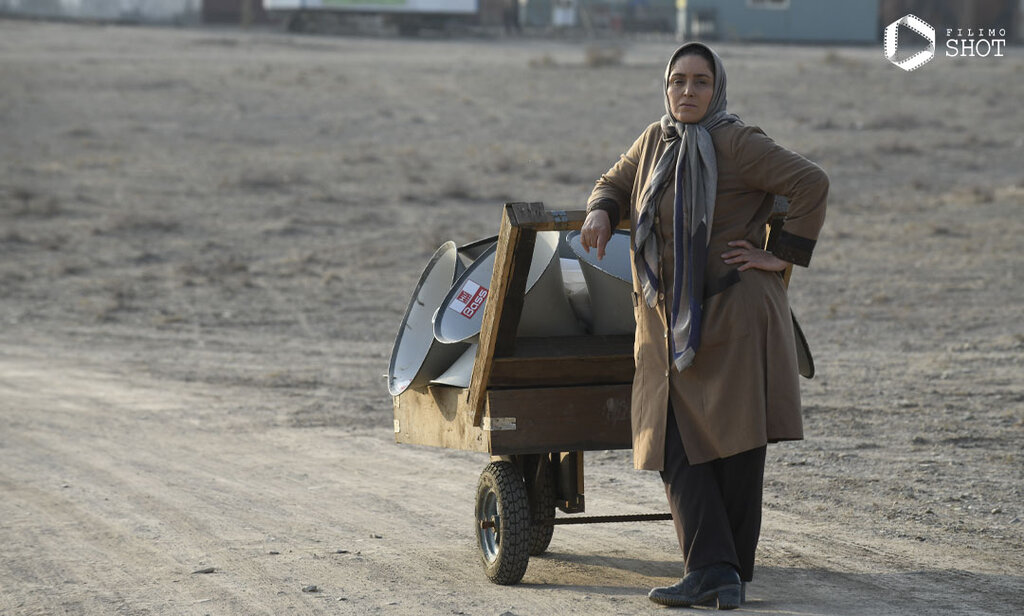 مادرهای بلندگو به دست پشت سیم خاردارهای پادگان اشرف