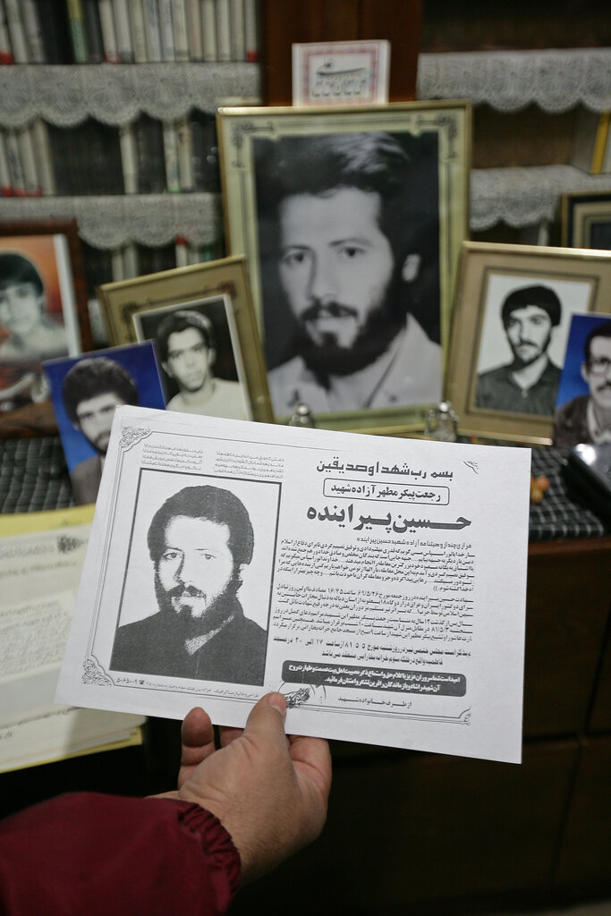 جوانان مسجد فاطمیه موزهای از یادگارهای شهدا ساختهاند | از لباس اسرا در اردوگاههای عراق تا قمقمههای گلولهخورده