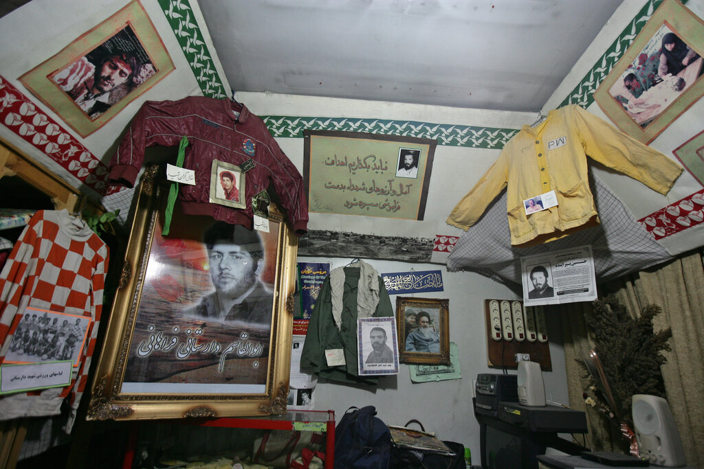 جوانان مسجد فاطمیه موزه‌ای از یادگارهای شهدا ساخته‌اند | از لباس اسرا در اردوگاه‌های عراق تا قمقمه‌های گلوله‌خورده