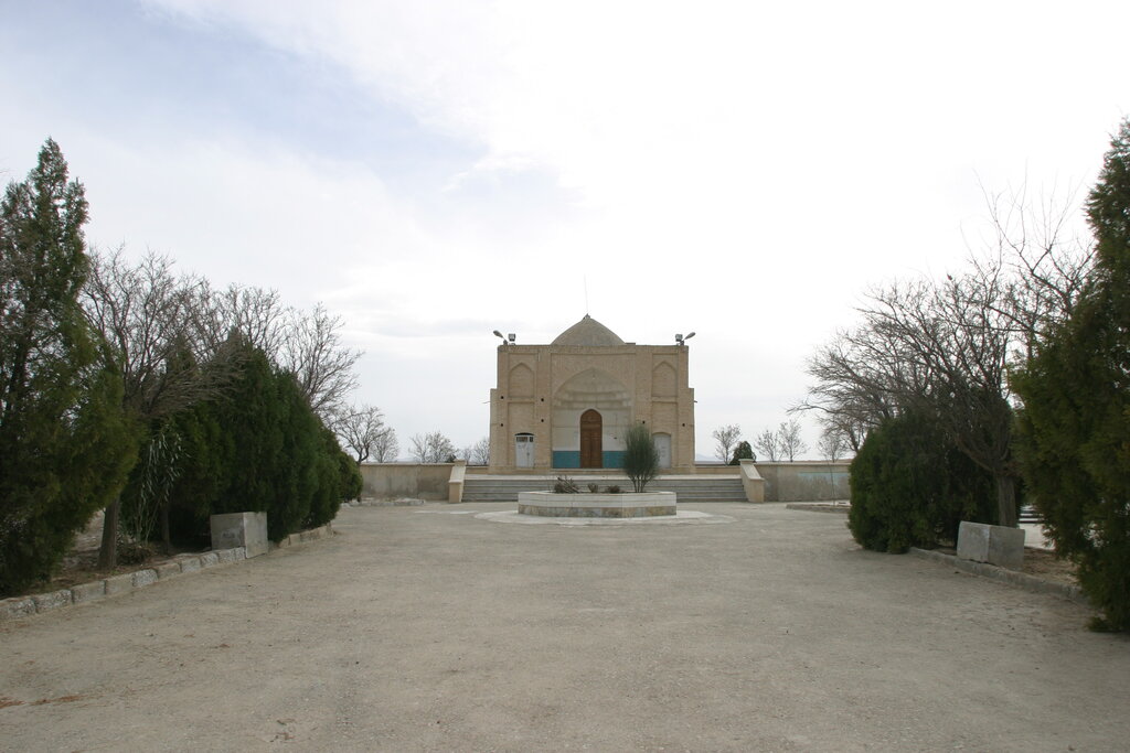 مهمانان زنده و مرده یک بقعه در روستای دوهزارساله | دانشمند مشهور ایرانی اینجا متولد شد