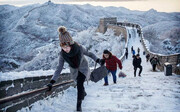 ببینید | حضور گردشگران در دیوار چین پوشیده از برف