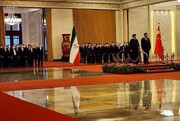 ببینید | لحظه استقبال رسمی از رئیسی در چین | حرکت رؤسای جمهور دو کشور روی فرش قرمز