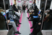 ببینید | فحاشی و رفتار خشونت آمیز زن بی حجاب با شرکت کنندگان در راهپیمایی در مترو