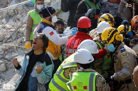 واکنش یک مرد ترک پس از نجات یافتن مادرش از زیر آوار پس از 177 ساعت در هاتای ترکیه - 13 فوریه
