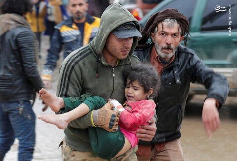 نجات جان یک دختر بچه از زیر آوار توسط یک مرد در جندریس سوریه. - 6 فوریه
