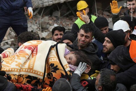 نجات جان یک دختر بچه از زیر آوار توسط امدادگران در دیاربکر ترکیه. - 6 فوریه
