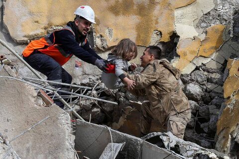 محمد روزگار کودک 5 ساله توسط امدادگران از محل یک ساختمان آسیب دیده به دنبال زلزله در هاتای ترکیه نجات یافت. - 7 فوریه
