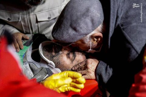 نجات یک مرد از زیر آوار توسط امدادگران در هاتای ترکیه. - 10 فوریه
