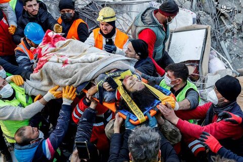 نجات "رابعه افکلی" زن 27 ساله از زیر آوار در هاتای ترکیه. - 10 فوریه
