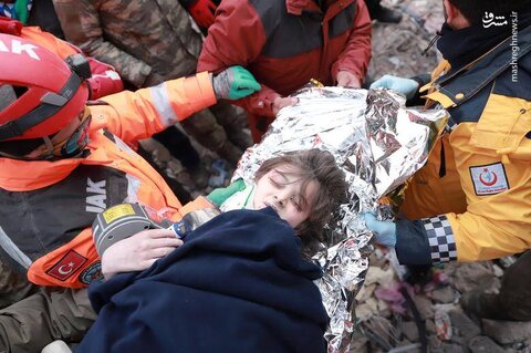 "پویراز" پسر بچه ترک از زیر آوار در قهرمان مراش ترکیه نجات یافت. - 10 فوریه

