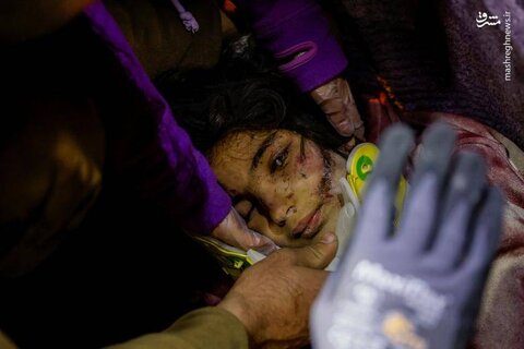 "زینب اوغورلو" دختر بچه 11 ساله پس از زلزله مرگبار در هاتای ترکیه از زیر آوار جان سالم به در برد. - 12 فوریه
