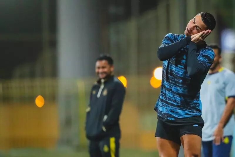 عکس | رونالدو خودش را به خواب زد! | واکنش النصر به رفتار بچگانه کریستیانو