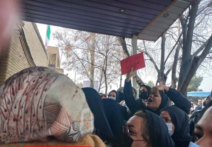 تصاویر تجمع اعتراضی خانوادههای دانش آموزان مسموم شده در قم