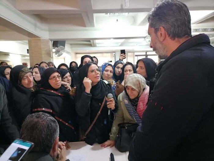 تصاویر تجمع اعتراضی خانوادههای دانش آموزان مسموم شده در قم