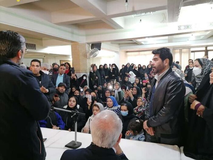 تصاویر تجمع اعتراضی خانوادههای دانش آموزان مسموم شده در قم