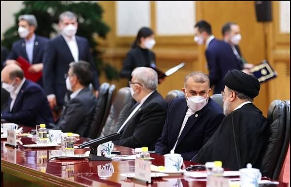 ۲۰ سند همکاری میان مقامات ایران و چین به امضا رسید | تصاویر لحظه امضای اسناد را ببینید