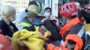 یک زن ۴۲ ساله پس از ۲۲۲ ساعت زنده از زیر آوار زلزله ترکیه بیرون آورده شد| آنکارا از جهان سپاسگزاری می‌کند