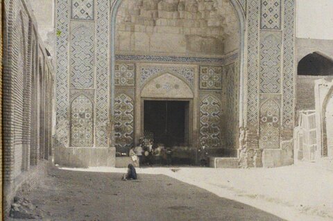 قزوین؛ ورودی مسجد النبی (مسجد سلطانی)؛ (مرداد ۱۳۰۶)


