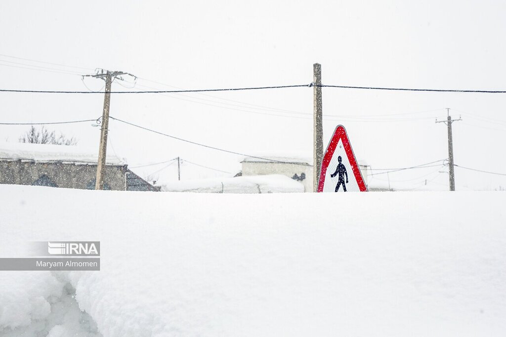 تصاویر ا وضعیت قرمز در کوهرنگ ؛برف این شهر را بلعیده است