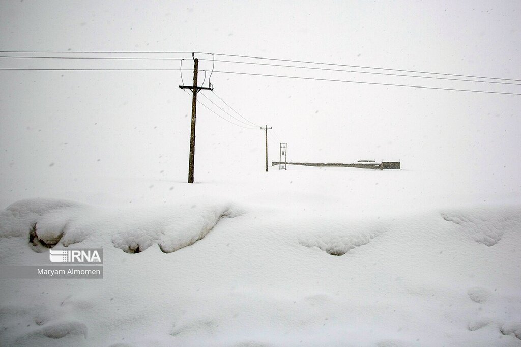 تصاویر ا وضعیت قرمز در کوهرنگ ؛برف این شهر را بلعیده است