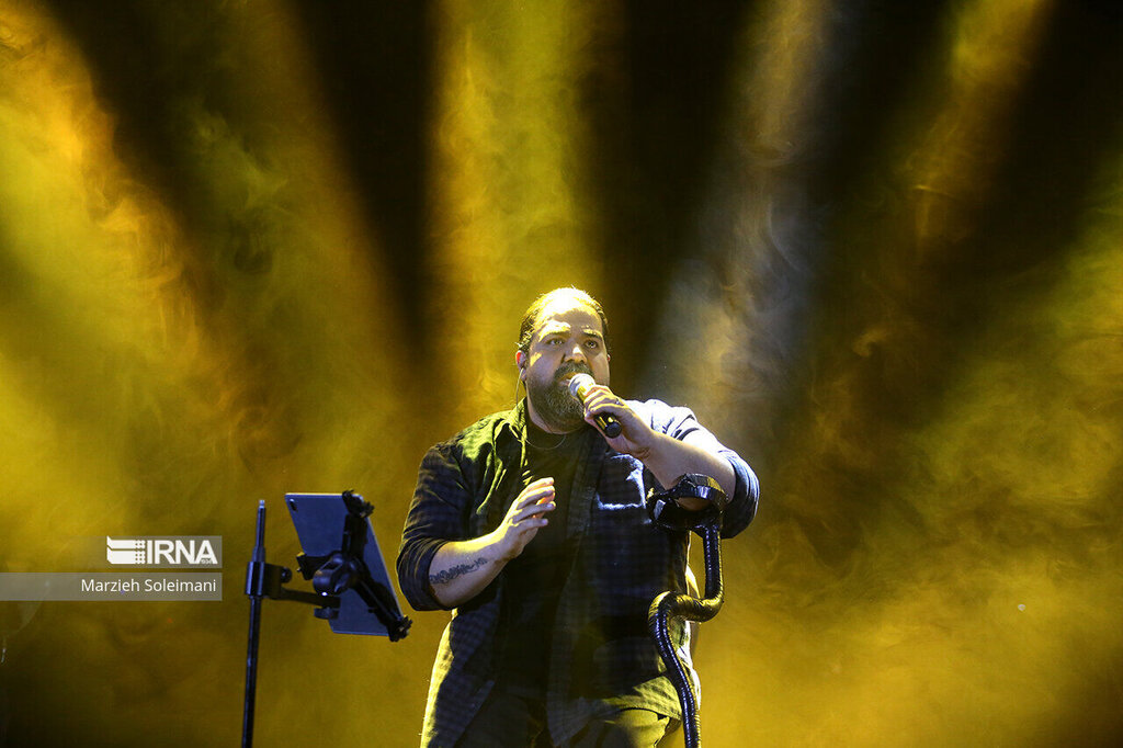 تصاویر | سورپرایز رضا صادقی برای روز جهانی عشق | به حرمت ریش سفید من ... | یک بازیگر مطرح زن هم مهمان کنسرت شد