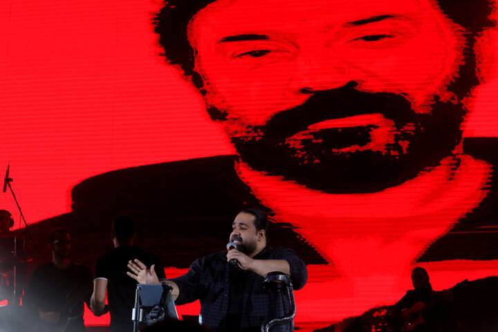 تصاویر | سورپرایز رضا صادقی برای روز جهانی عشق | به حرمت ریش سفید من ... | یک بازیگر مطرح زن هم مهمان کنسرت شد