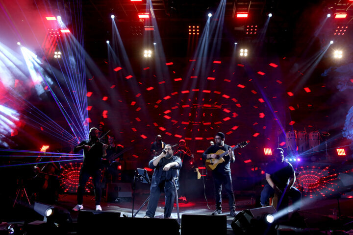 تصاویر | سورپرایز رضا صادقی برای روز جهانی عشق | به حرمت ریش سفید من ... | یک بازیگر مطرح زن هم مهمان کنسرت شد