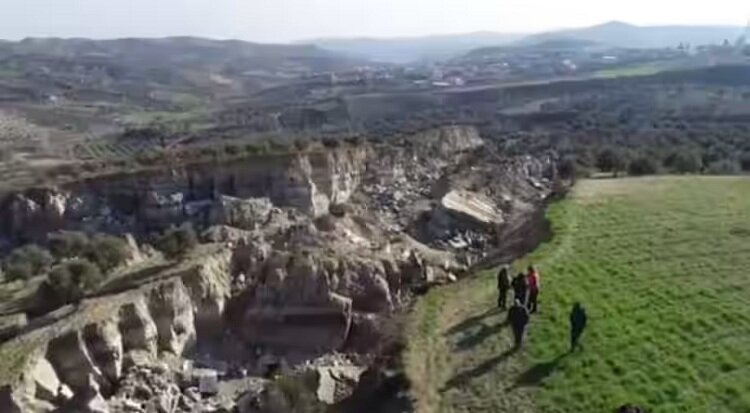 عکس | زلزله ترکیه زمین‌شناسی منطقه را تغییر داد | ایجاد دره‌ای مخوف بین یک باغ زیتون