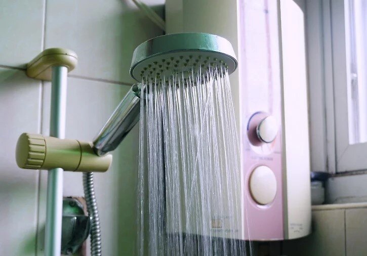 تمیز کردن کاشیهای حمام با ۲ روش خانگی | معجزه جوش شیرین برای کثیفی درز کاشیها