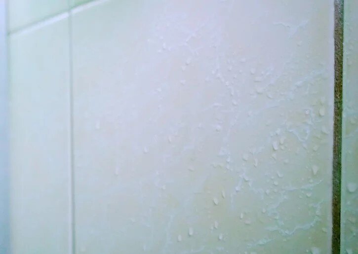 تمیز کردن کاشی‌های حمام با ۲ روش خانگی | معجزه جوش شیرین برای کثیفی درز کاشی‌ها