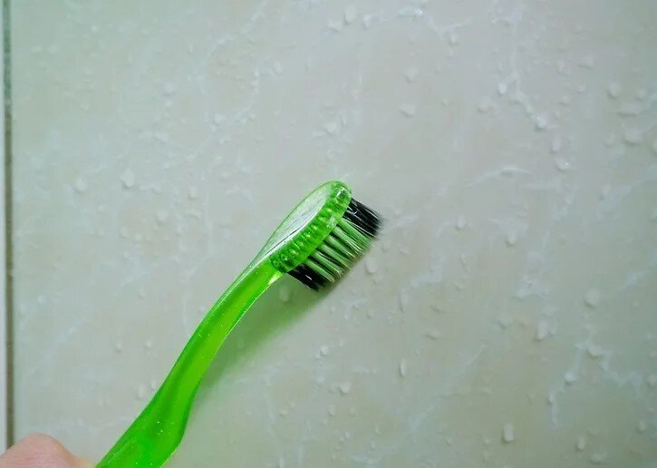 تمیز کردن کاشی‌های حمام با ۲ روش خانگی | معجزه جوش شیرین برای کثیفی درز کاشی‌ها