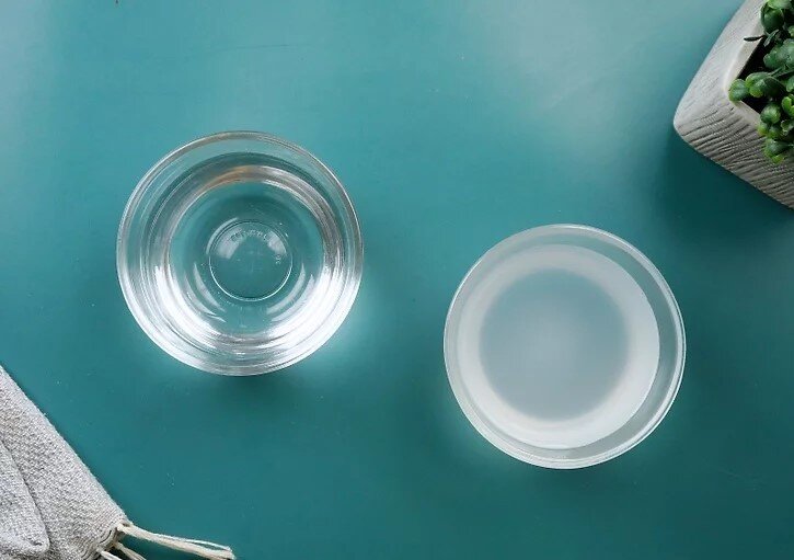 تمیز کردن کاشیهای حمام با ۲ روش خانگی | معجزه جوش شیرین برای کثیفی درز کاشیها