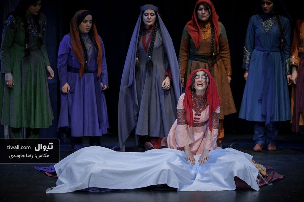 نمایشهای روی صحنه| هیتلر و کمونیسم و چند نمایش عروسکی