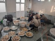 نیکوکار هم‌محله‌ای در کنار هموطنان زلزله‌زده | پخت و توزیع روزانه ۶ هزار غذای گرم در خوی