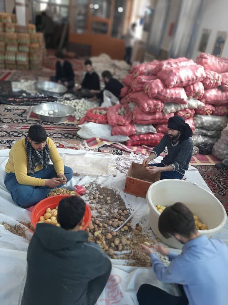 نیکوکار هممحلهای در کنار هموطنان زلزلهزده | پخت و توزیع روزانه ۶ هزار غذای گرم در خوی