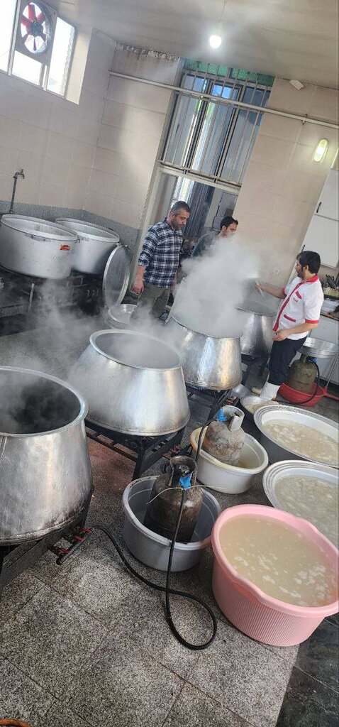 نیکوکار هم‌محله‌ای در کنار هموطنان زلزله‌زده | پخت و توزیع روزانه ۶ هزار غذای گرم در خوی 