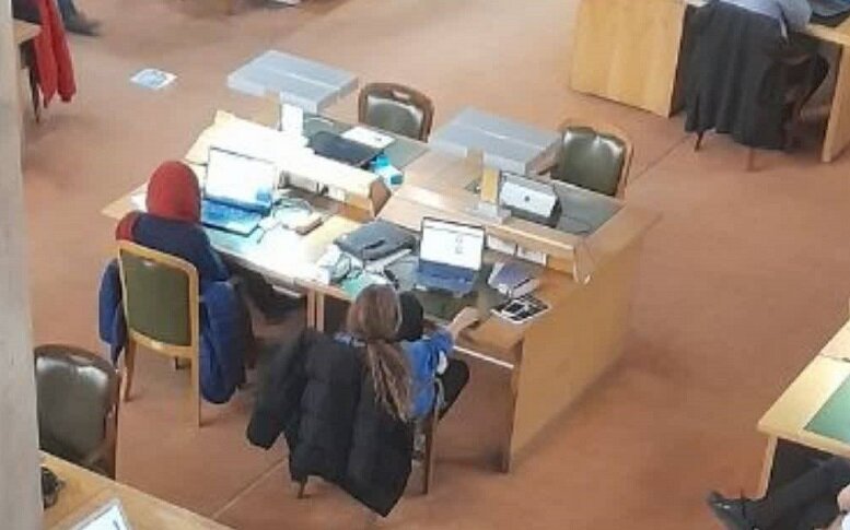 تصاویر عجیب زنان بی ححاب در کتابخانه ملی ؛ ماجرای خبرساز حجاب اجباری چیست؟! | توزیع برگه تذکر حجاب ؛ برخی معلق شدند اما باز هم اعتنایی نکردند!