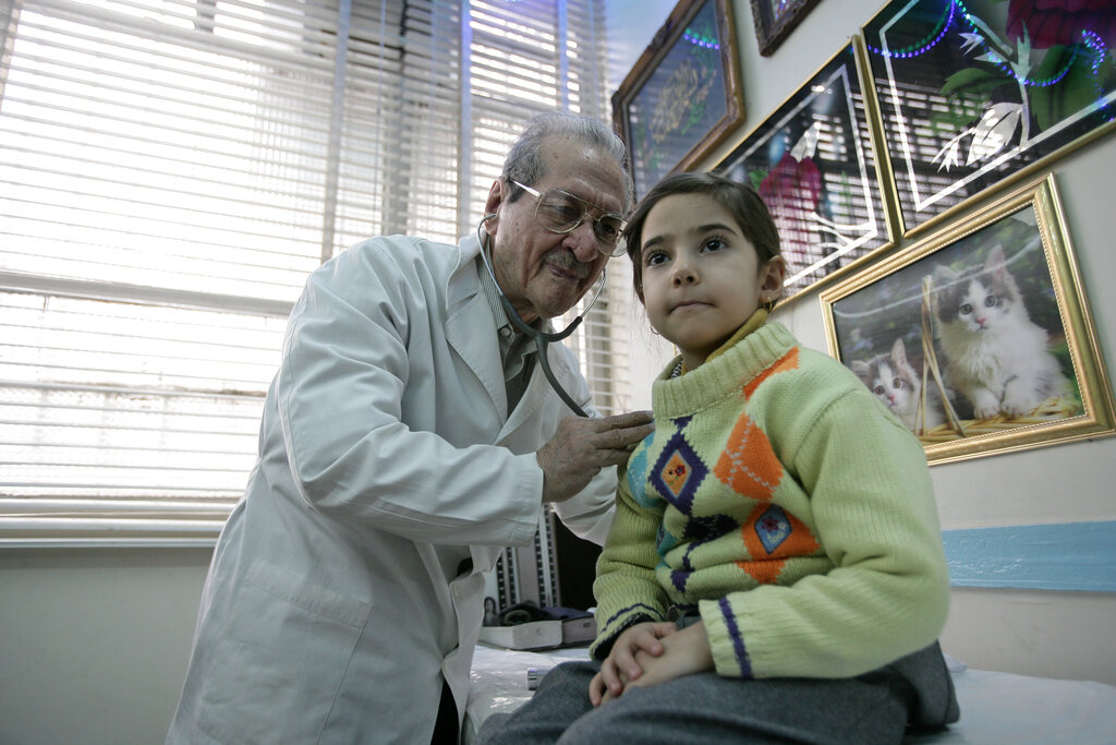 قهرمان محله | پزشک هممحلهای از خاطراتش با دکتر قریب میگوید | ویزیت رایگان بیماران و پرداخت هزینه نسخه