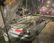 تصاویر | سقوط داربست ساختمان ۹ طبقه ای در پی وزش باد شدید تهران | خسارت شدید به خودروها