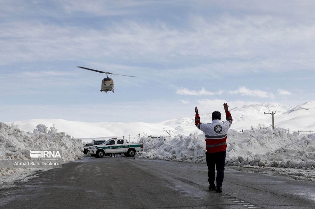 تصاویر وزیر کشور با پوشش متفاوت در کوهرنگ محاصره از برف | لحظه فرود هلیکوپتر حامل احمد وحیدی را ببینید