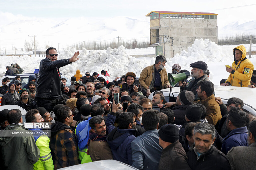 تصاویر وزیر کشور با پوشش متفاوت در کوهرنگ محاصره از برف | لحظه فرود هلیکوپتر حامل احمد وحیدی را ببینید