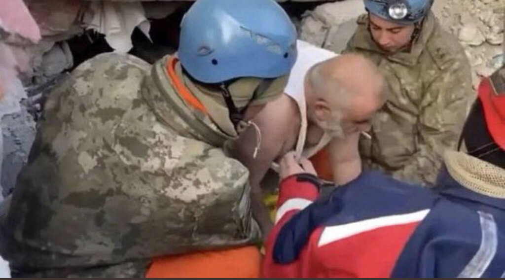 عکس | نجات یک پیرمرد بعد از ۹ روز از زیر آوار زلزله | درخواست عجیب او : یک نخ سیگار بدهید!