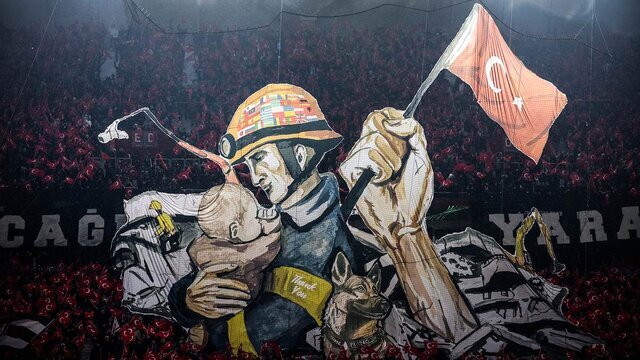 عکس | همدردی دستهجمعی تماشاگران فوتبال برای زلزلهزدگان | تصویری که جهانی شد!