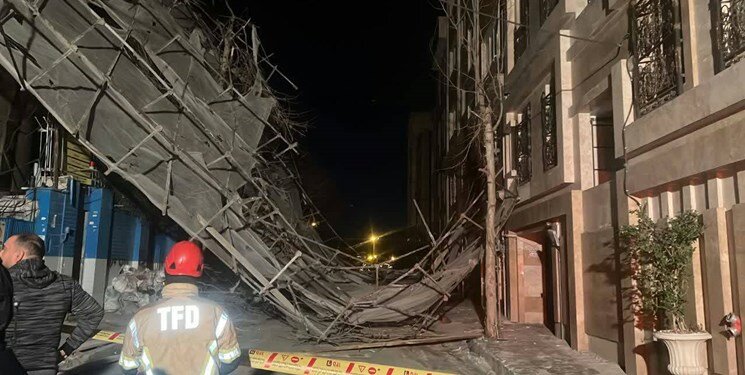 سقوط داربست یک ساختمان ۹ طبقه در تهران