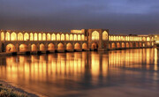 ببینید | تجمع مردم کنار زاینده رود | شادی کنار پل خواجوی اصفهان
