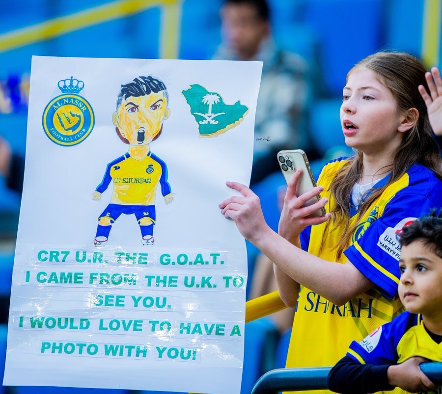 عکس| اقدام باورنکردنی دختر اروپایی به خاطر رونالدو در عربستان | بازتاب جهانی علاقه شدید به کریس