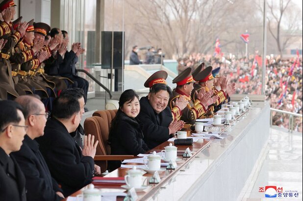 تصاویر | چهره خندان رهبر کره شمالی و دخترش در یک برنامه متفاوت | خواهر قدرتمند رهبر کره شمالی هم دیده شد